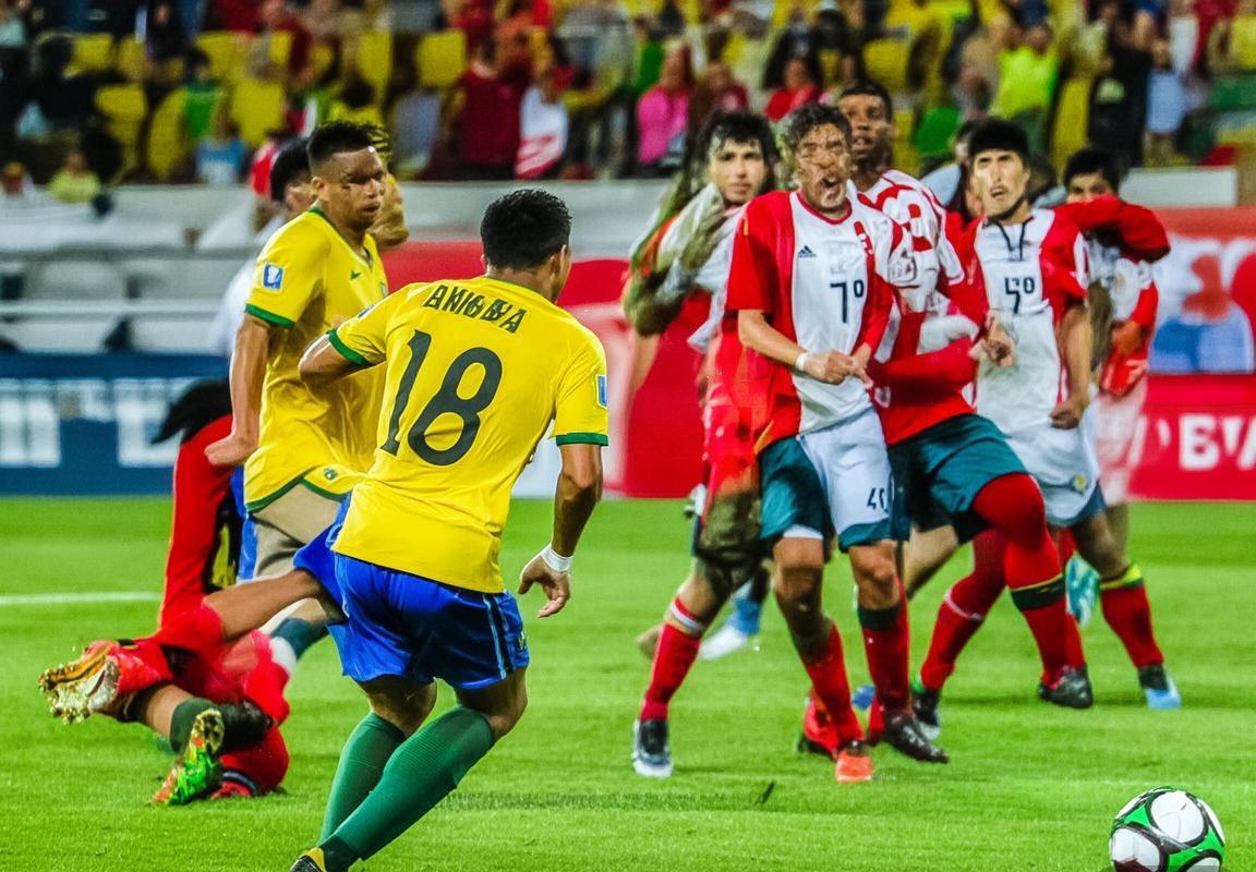 巴西VS玻利维亚：激情对决背后的战术揭秘与精彩瞬间回顾